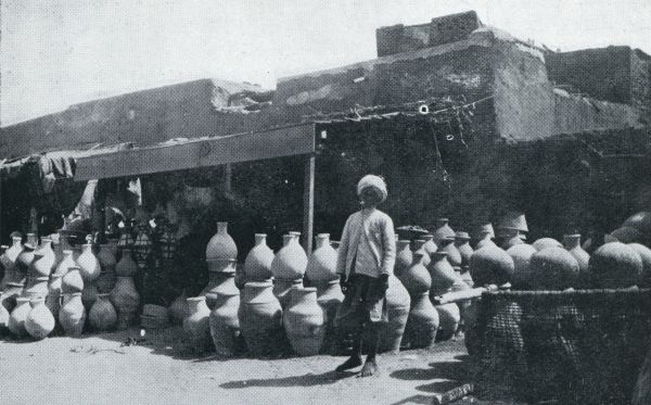Jemen, 1933, Al Hudaydah, EEN JEMENITISCHE POTTENBAKKER VOOR ZIJN WINKEL BUITEN DE MUREN VAN HODEIDA