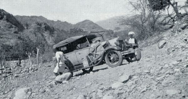 Jemen, 1933, Onbekend, WAAR HET ROTSGEBERGTE BEGINT, MOET DE AUTO HET AFLEGGEN. BIJ WADI SABA WORDT HET ROTSPAD ZEER ZWAAR