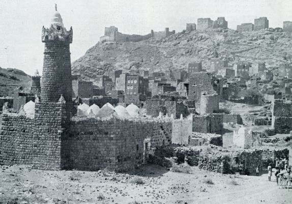 Jemen, 1933, Onbekend, EEN BERGDORP MET TWEE MOSKEEN EN OP DEN BERGKAM EEN FORT UIT DEN TURKSCHEN TIJD. DE WIT-OMRANDE VENSTERS STAAN ALS OOGEN IN DE HUIZEN