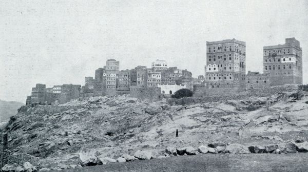 Jemen, 1933, Onbekend, HADJERE, EEN GROOT DORP WAAR DE RIJKE HANDELAREN IN MOKKA-KOFFIE HUN GROOTE FAMILIEHUIZEN HEBBEN