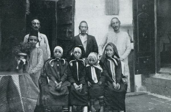 Jemen, 1933, Onbekend, GELUKKIG ARABI. AANZIENLIJKE JOODSCHE FAMILIE IN DE HOOFDSTAD VAN JEMEN