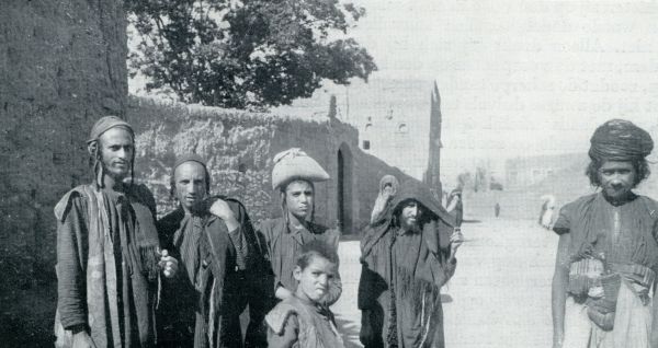 Jemen, 1933, Onbekend, JODEN IN EEN STRAAT VAN EEN JEMENITISCHE STAD (Men zie ook de afbeelding' van een Joodsche familie te Sana in het vorige nummer)'