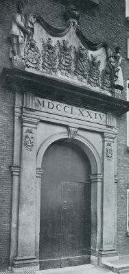 Zuid-Holland, 1933, Leiden, POORT VAN HET LEIDSCHE WEESHUIS AAN DEN OUDEN RIJN