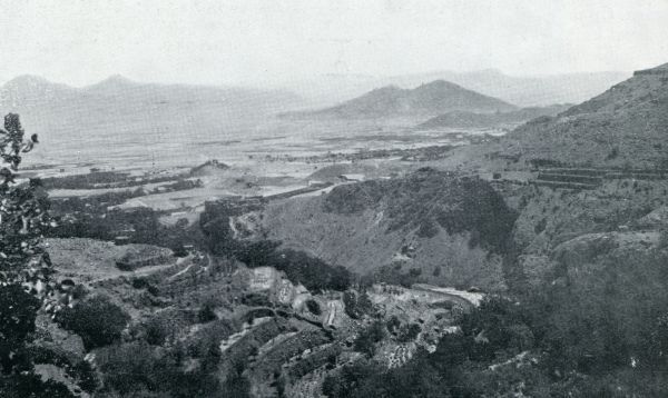 Jemen, 1933, Haddah, UITZICHT VAN HET DORPJE HADDE OVER DE VLAKTE VAN SANA