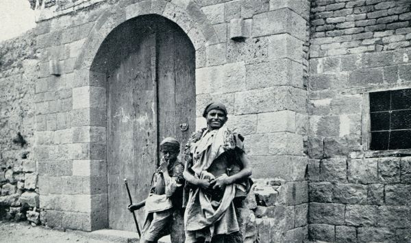 Jemen, 1933, Sanaa, BEDELAARS VOOR DE POORT VAN EEN RIJKEN INWONER TE SANA