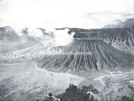 Javaansche vulkaantypen. Op den voorgrond de Batok, daarnaast links nog de werkende Bromo, twee der bekende secundaire kraters in de caldera van het Tenggergebergte
