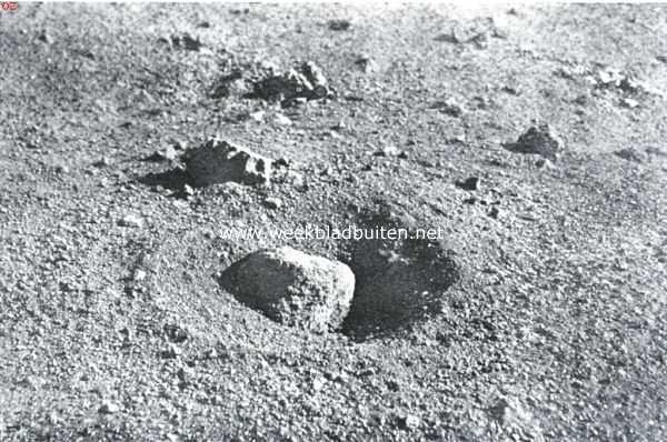 Indonesi, 1934, Onbekend, Javaansche vulkaantypen. Deze op den top van den Smeroe uitgeslingerde steen heeft een bijna cirkelvormige kom in het losse materiaal geslagen