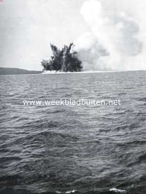 De uitbarsting van de Krakatau op 21 januari 1928. Typische sterke eruptiestraal (witte wolk met zwarte kern) (bij het artikel: 
