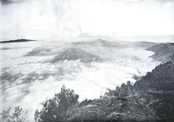Indonesi, 1934, Onbekend, Javaansche vulkaantypen. De caldera van het Tenggergebergte is overdekt met wolken. Op den voorgrond steekt hier bovenuit de kegel van den Batok, links daarvan die van den Bromo; op den achtergrond de rookende Smeroe