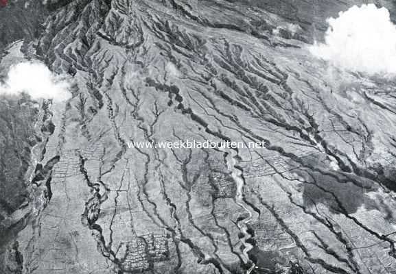 Javaansche vulkaantypen. Luchtfoto van de uitbarsting van de Merapi 1930-1931. De foto is van groote hoogte genomen en vertoont een uitgestrekt, door de gloedwolk vernield terrein. De golflijntjes zijn sawah-afscheidingen