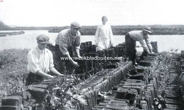 Nederland, 1934, Onbekend, Over water- en veenland. Het stapelen van baggerturf