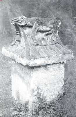 Indonesi, 1934, Onbekend, Waruga met een soort kikker op het sluitstuk