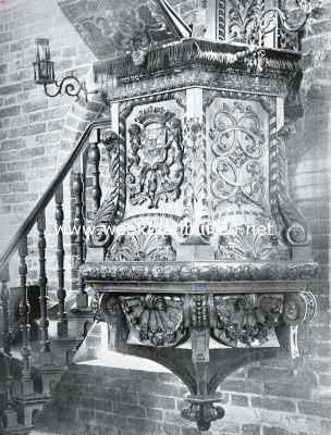 De rijkbesneden preekstoel in de kerk te Aduard. Aan den wand een voorstelling van de levensboom, aan de voorzijde het wapen der familie Lewe. De dichtgemetselde boog in den muur wijst op een vroegeren doorgang naar een ander deel van het abdij-complex (bij het artikel: 