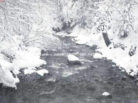 Garmisch-Partenkirchen in den winter. De Partnach, waar hij de Klamm verlaten heeft