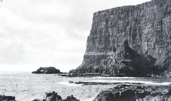 Denemarken, 1934, Onbekend, De rustelooze aarde. Klippen met rotspoort aan den westkant van het eiland Sudero (Faroer). De lagen zijn nog horizontaal