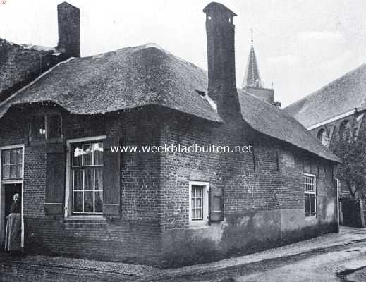 Zuid-Holland, 1934, Noordeloos, De Alblasserwaard. Oud huisje te Noordeloos, op den achtergrond de kerk