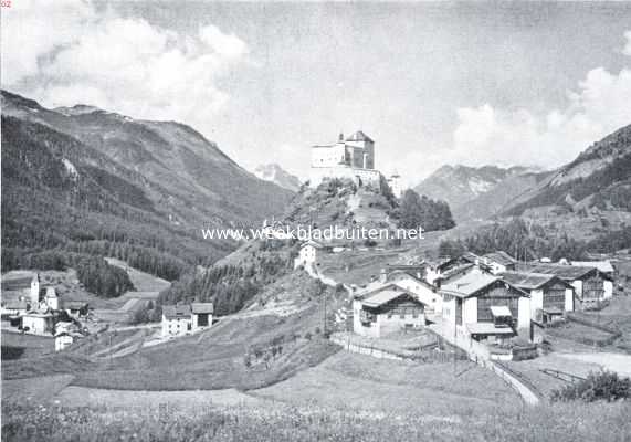 Slot Tarasp in Beneden-Engadin. Het slot Tarasp uit oostelijke richting gezien. In het dal het plaatsje Sparsels