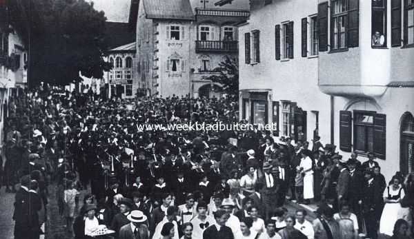 Duitsland, 1934, Oberammergau, Oberammergau en zijn Passiespelen. De avond vr de Passiespelen marcheert de muziek door de straten van Oberammergau