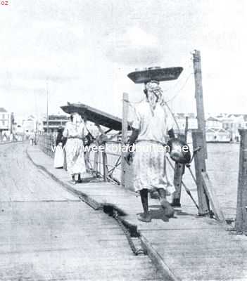 Curaao, 1934, Willemstad, Curaaosch volksleven. Negervrouwen op de pontonbrug te Willemstad, die de twee stadsgedeelten, Panda en Otrabanda verbindt