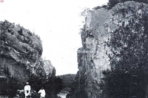 Curaao, 1934, Onbekend, Curaaosch volksleven. Holle weg aan de Caracasbaai op Curaao