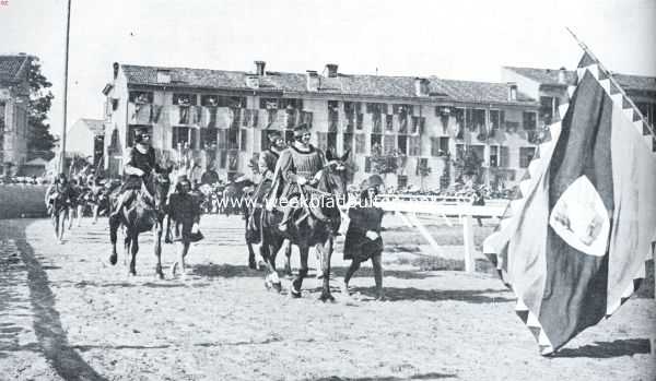Itali, 1934, Ferrara, Ferrara. Opmarsch voor het begin der Palio-spelen te Ferrara. Vooraan de scheidsrechter