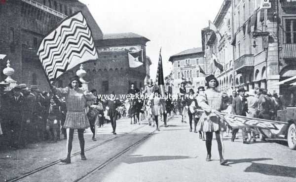 Ferrara. Optocht door de stad en vaandelzwaaien voor het Palio te Ferrara