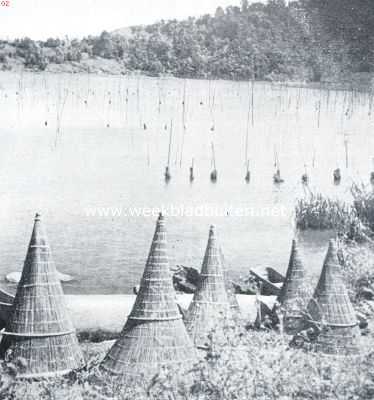 Sajoks in het Linowmeer. Kakawians en prauwtjes op het strand langs het Meer van Linow