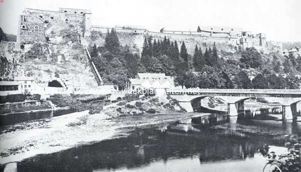 Oude, merkwaardige plekjes in Waalsch Belgi. Grimmig wijzen, zich spiegelend in de Semois, de verweerde muren van het kasteel van Bouillon omhoog