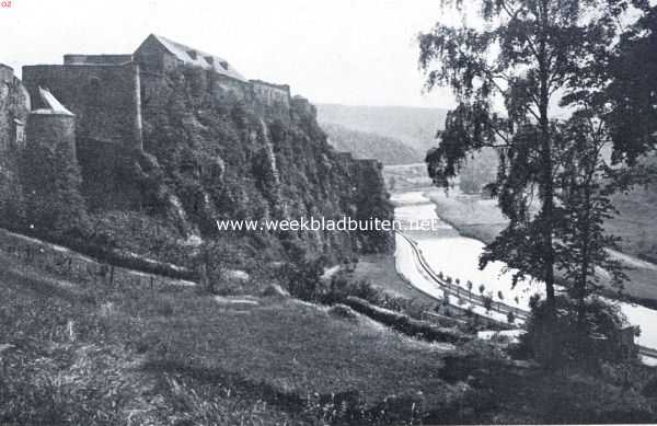 Oude, merkwaardige plekjes in Waalsch Belgi. Het kasteel van Bouillon boven de vallei van de Semois