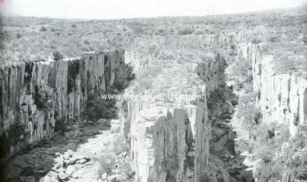 Amerika, 1934, Onbekend, De rustelooze aarde. - Erosievormen. Diepe, steile caons in de streek van den Rio Grande del Norte