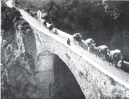 Zwitserland, 1934, Onbekend, Over een mooi dorpje in het hooggebergte. De muilezelpost trekt voorbij