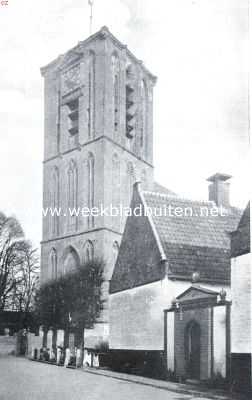 Gelderland, 1934, Elburg, Elburg. De kerktoren te Elburg. Rechts de poort van het Weduwenhofje