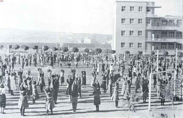 Turkije, 1934, Ankara, Het moderne Turkije. Morgen-oefeningen op de terreinen van het Ismet Pasja-instituut, de modernste meisjesschool van Ankara