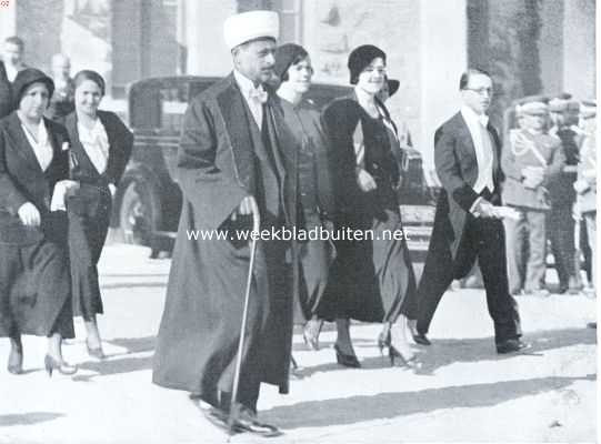 Turkije, 1934, Ankara, Het moderne Turkije. Officieele plechtigheid te Ankara. Zelfs de hooge geestelijkheid draagt het rokcostuum - maar met tulband!