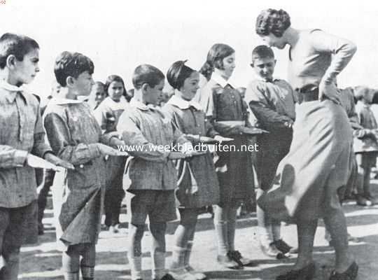 Turkije, 1934, Ankara, Het moderne Turkije. Handen-inspectie op een lagere school te Ankara