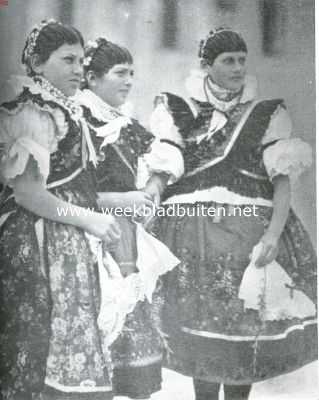 Kroati, 1934, Onbekend, Bij Slovenen, Kroaten en Slavonen. Meisjes uit Slavoni op hun Paaschbest