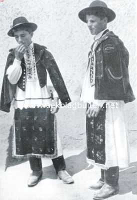 Kroati, 1934, Onbekend, Bij Slovenen, Kroaten en Slavonen. Jonge mannen uit Slavoni in feestcostuum