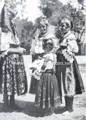 Bij Slovenen, Kroaten en Slavonen. Jonge vrouw en meisjes in een Slavonisch dorp