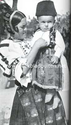 Kroati, 1934, Onbekend, Bij Slovenen, Kroaten en Slavonen. Slavonische jonge vrouw met kind, welks muts overeenkomst vertoont met de fez