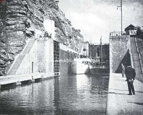 Zweden, 1934, Onbekend, Door het Gta-kanaal. Het Gta-kanaal. In de sluizen van Trollhttan wordt de stoomboot dertig meter hooger gebracht