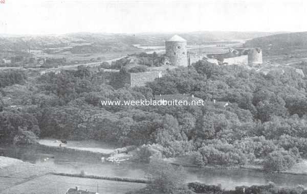 Zweden, 1934, Onbekend, Door het Gta-kanaal. Hoog en indrukwekkend ligt de rune van Bohus boven het dal van de Gta-lv