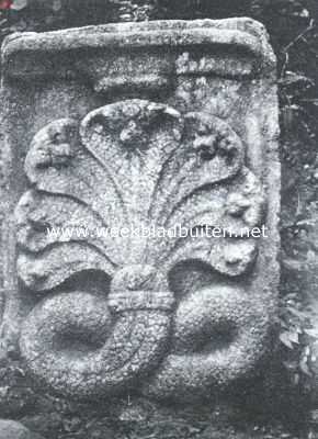 Sri Lanka, 1934, Anuradhapura, Ceylon. Gebeeldhouwde veelkoppige slang bij de runes van Anuradhapura