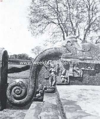 Sri Lanka, 1934, Polonnaruwa, Ceylon. Balustrade van een terras van een tempel te Polonnaruwa