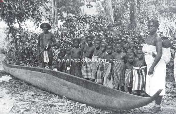 Suriname, 1935, Onbekend, Een Afrikaansche samenleving in het binnenland van Suriname. Boschneger en -negerin met enige kinderen. Op den voorgrond een 