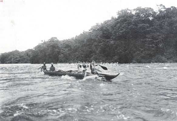 Suriname, 1935, Onbekend, Een Afrikaansche samenleving in het binnenland van Suriname. Boschneger-korjaal bij hoogen waterstand een stroomversnelling van de Marowijne afvarend