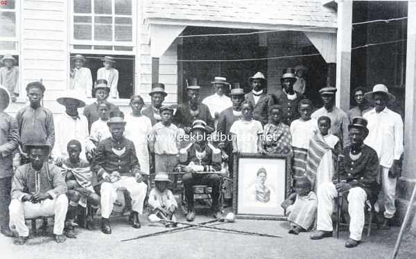 Suriname, 1935, Paramaribo, Een Afrikaansche samenleving in het binnenland van Suriname. Amakti te Paramaribo, omringd door eenige zijner kapiteins, andere Bosch- en enkele stadsnegers