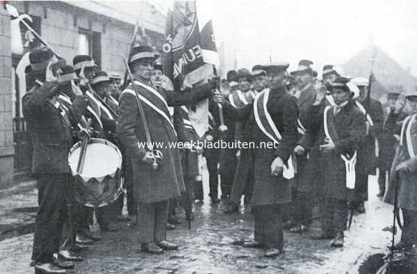 Noord-Brabant, 1935, Deurne, Te Deurne heeft ieder jaar op St. Antoniusdag, 17 Januari, de plechtige dekenverkiezing plaats. De deken geeft hier het vaandel over aan den commandant van het gilde