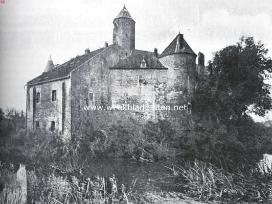 Gelderland, 1935, Waardenburg, Achterzijde van het kasteel Waardenburg met middeleeuwsch gedeelte. Door het raampje links van den ouden toren is, volgens de legende, Dr. Faust door den duivel naar de hel gevoerd