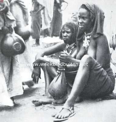 Ethiopi, 1935, Dire Dawa, Abessini, een land van rassen en klassen. Vrouwen van den Dankalistam - aan de grens van Abessini en Fransch Somaliland - met honingpotten op demarkt te Dire-Daua