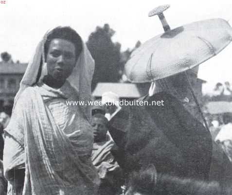 Ethiopi, 1935, Adis Abeba, Abessini, een land van rassen en klassen. Abessinische (Amharische) schoonen op de markt te Adis-Abeba. De eene beschermt zich met een sjaal tegen de zon, de andere met een strooien parasol